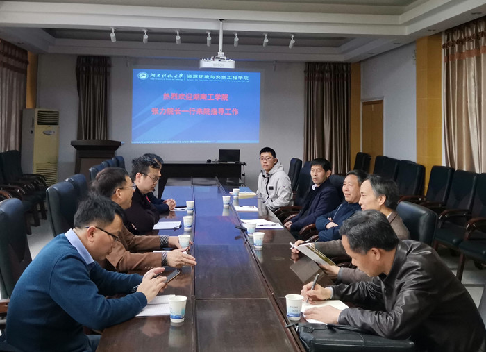 8c3d473a1d8c49c3a931f5240872517f.jpg 座谈会_副本.jpg